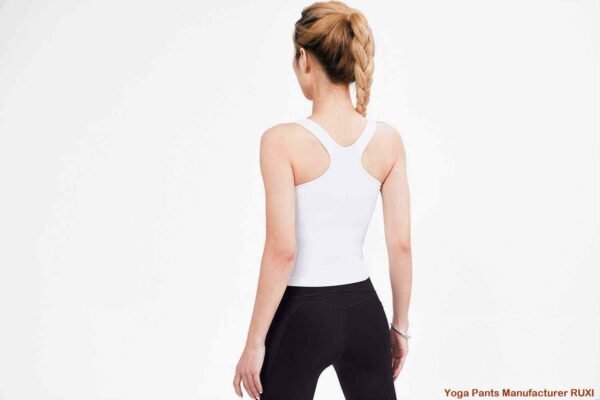 Beige sportbeha comfortabele stijlvolle fitnesskleding